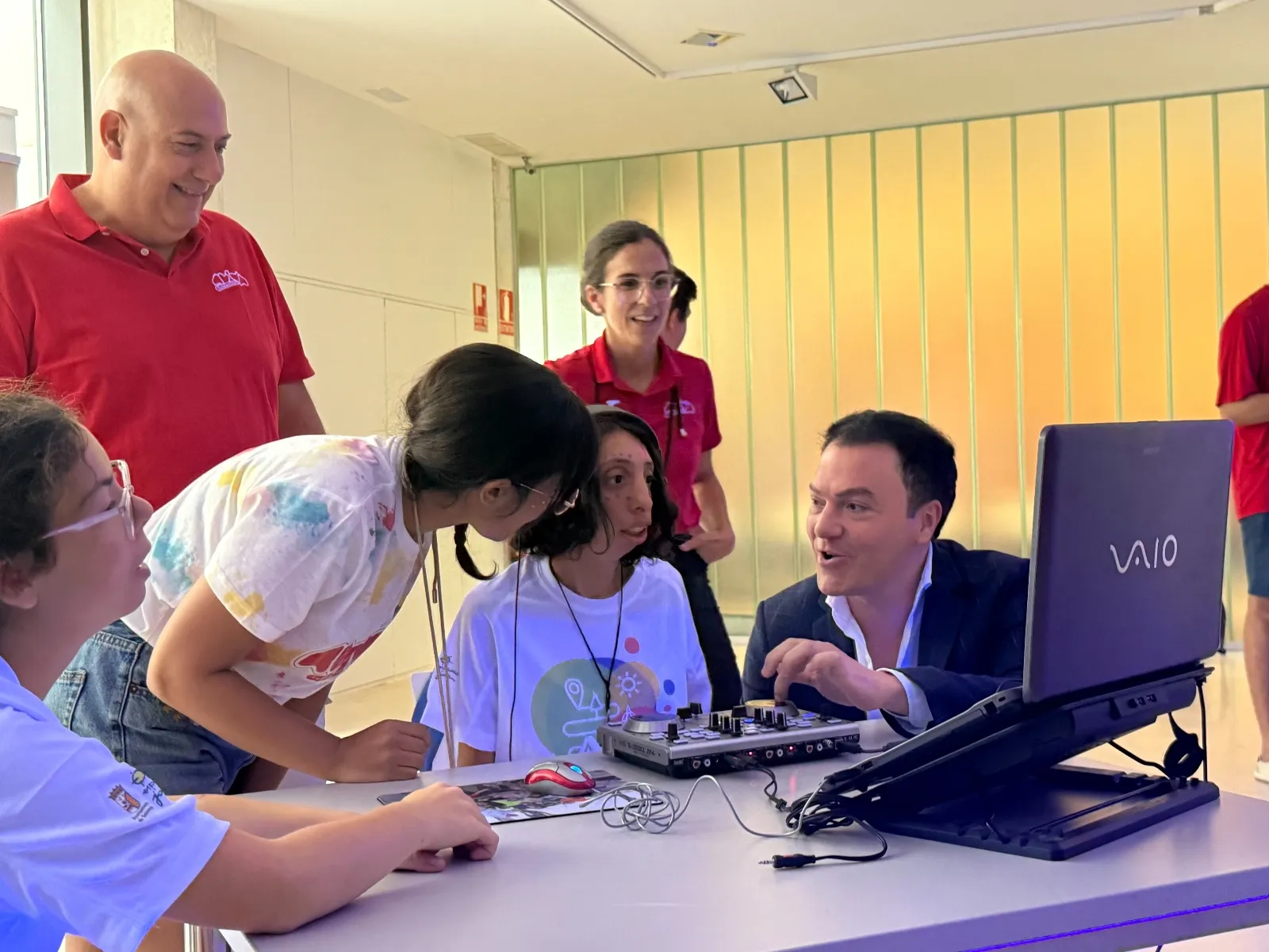 El concejal de Juventud, Pedro Martínez, visita a los participantes en las semicolonias urbanas de AVIVA | FOTOS: @AytoSalamanca 