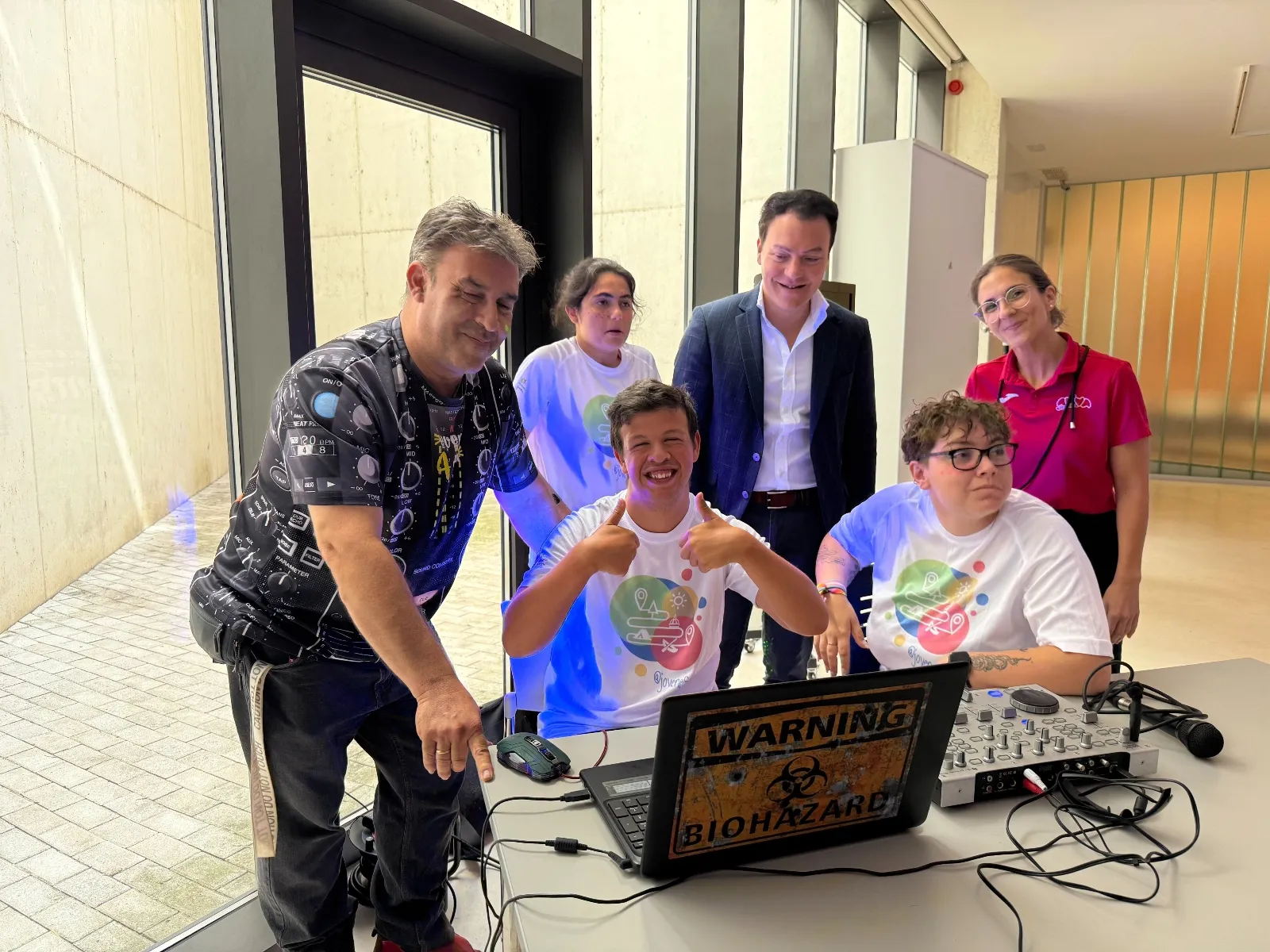 El concejal de Juventud, Pedro Martínez, visita a los participantes en las semicolonias urbanas de AVIVA | FOTOS: @AytoSalamanca 