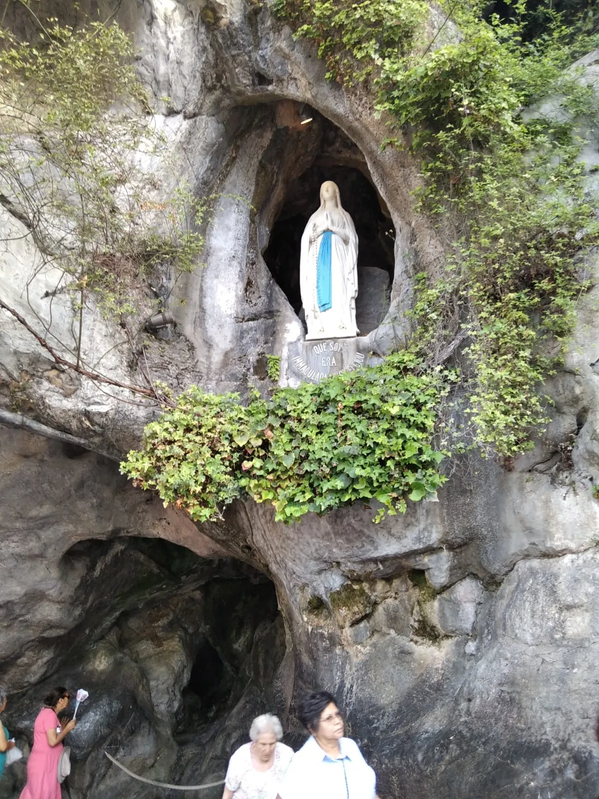 Foto 7 - Los peregrinos diocesanos se empapan de la espiritualidad del Santuario de Lourdes