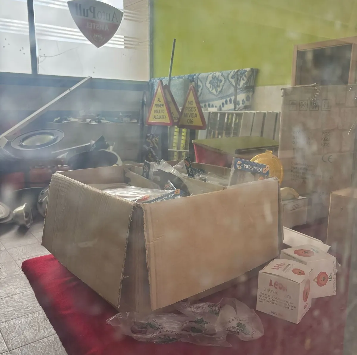 Foto 6 - Denuncian la insalubridad de los servicios exteriores del Mercado de Abastos
