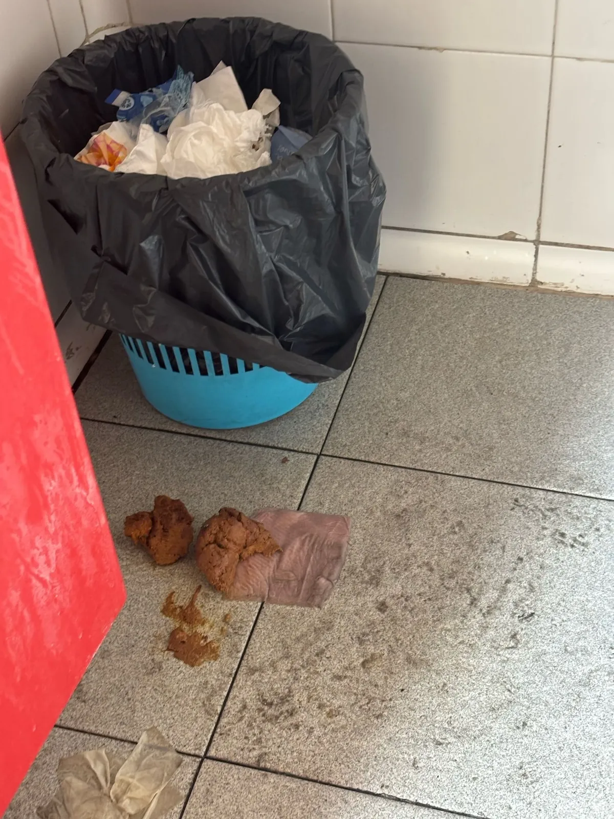 Foto 4 - Denuncian la insalubridad de los servicios exteriores del Mercado de Abastos