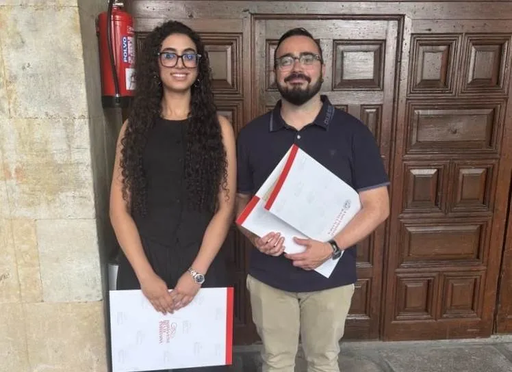 Foto 3 - Wisal Amine Hadar, del IES Tierra, recibe la distinci&oacute;n de la USAL como una de las mejores de la PAU