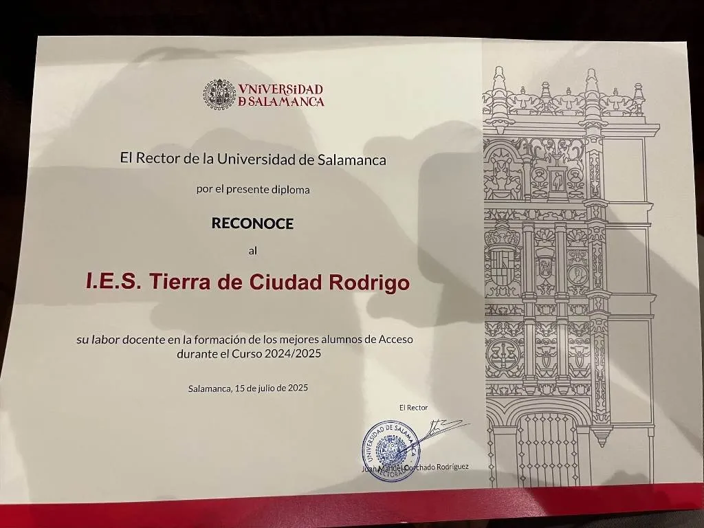 Foto 2 - Wisal Amine Hadar, del IES Tierra, recibe la distinci&oacute;n de la USAL como una de las mejores de la PAU