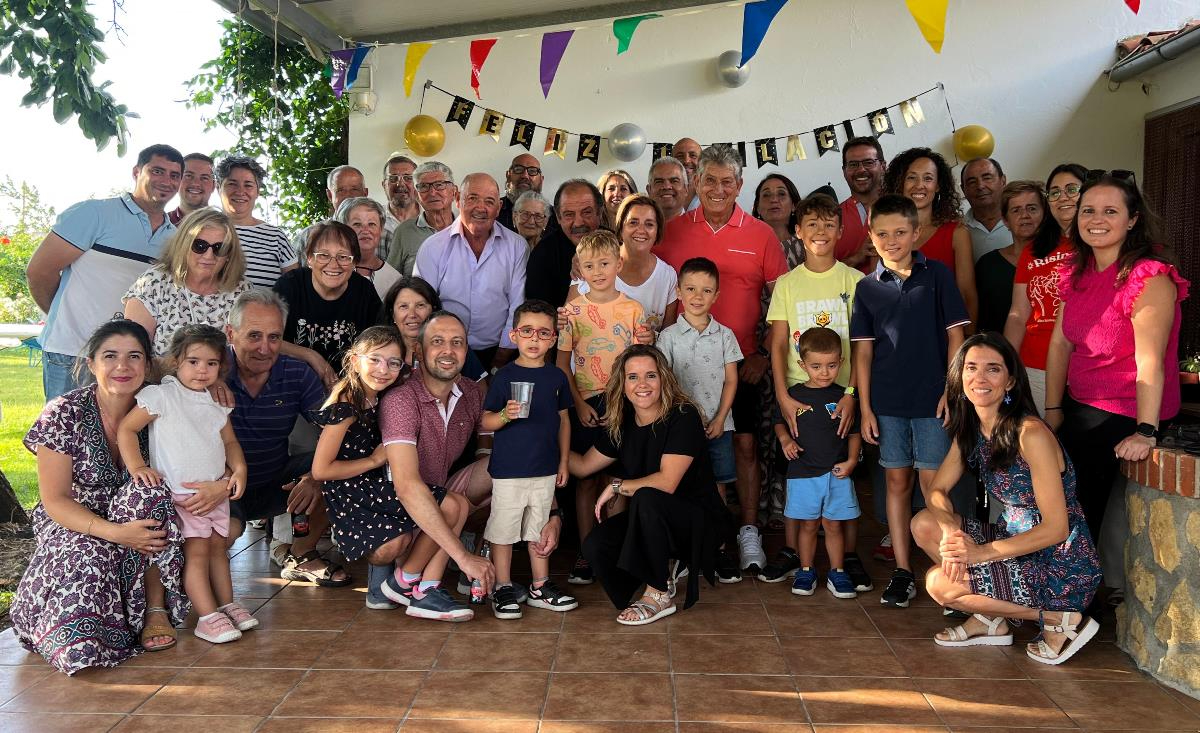 La familia Ortega y González da una sorpresa a Ruperto por su jubilación