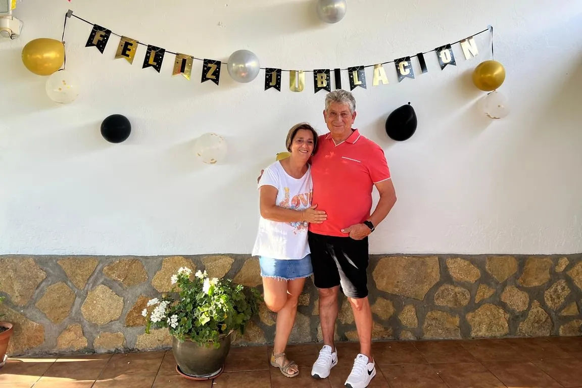 Foto 2 - La familia Ortega y Gonz&aacute;lez da una sorpresa a Ruperto por su jubilaci&oacute;n