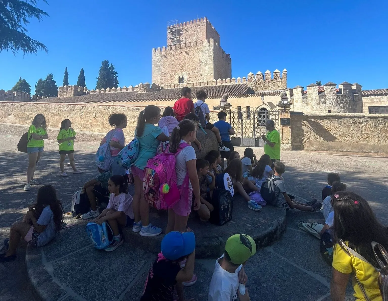 Foto 6 - Los ni&ntilde;os de Primaria de Conciliamos recorren el Parador de Turismo