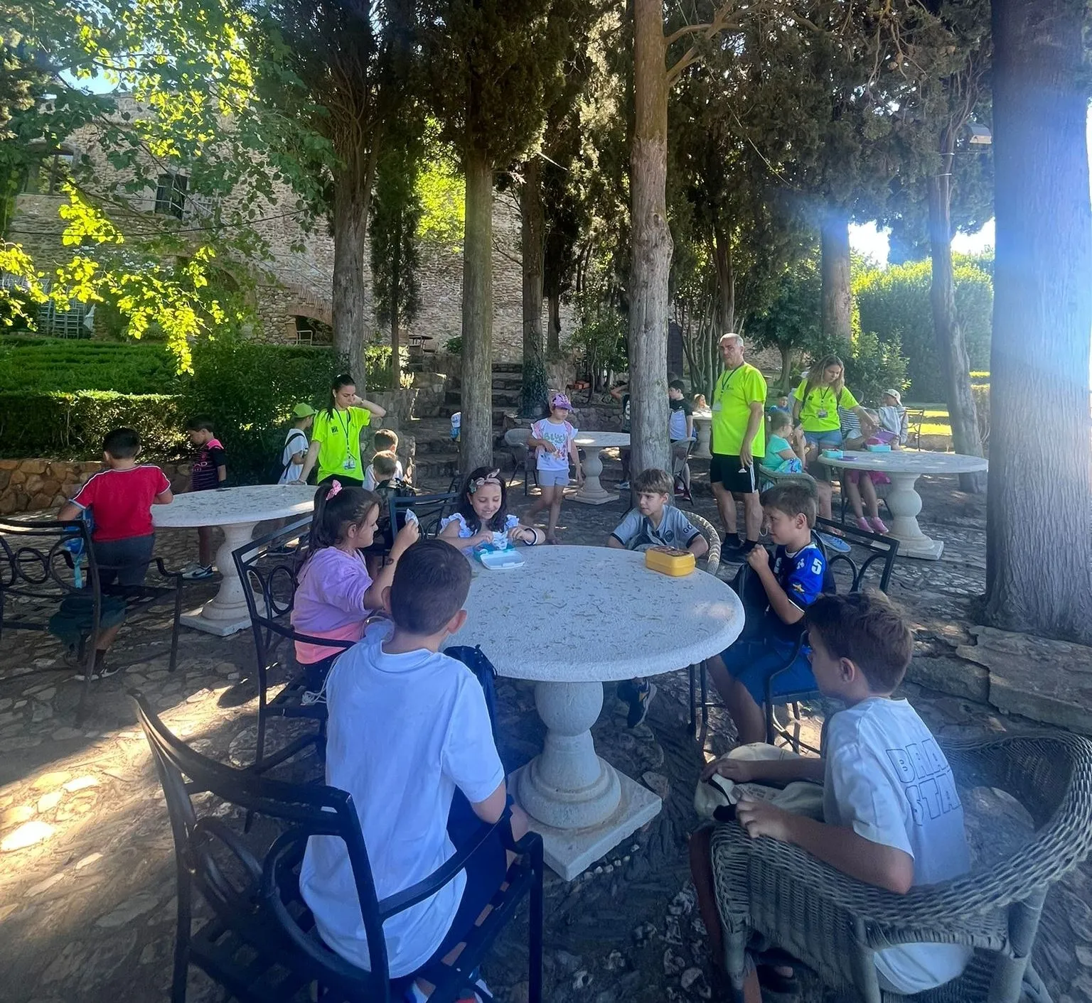 Foto 4 - Los ni&ntilde;os de Primaria de Conciliamos recorren el Parador de Turismo