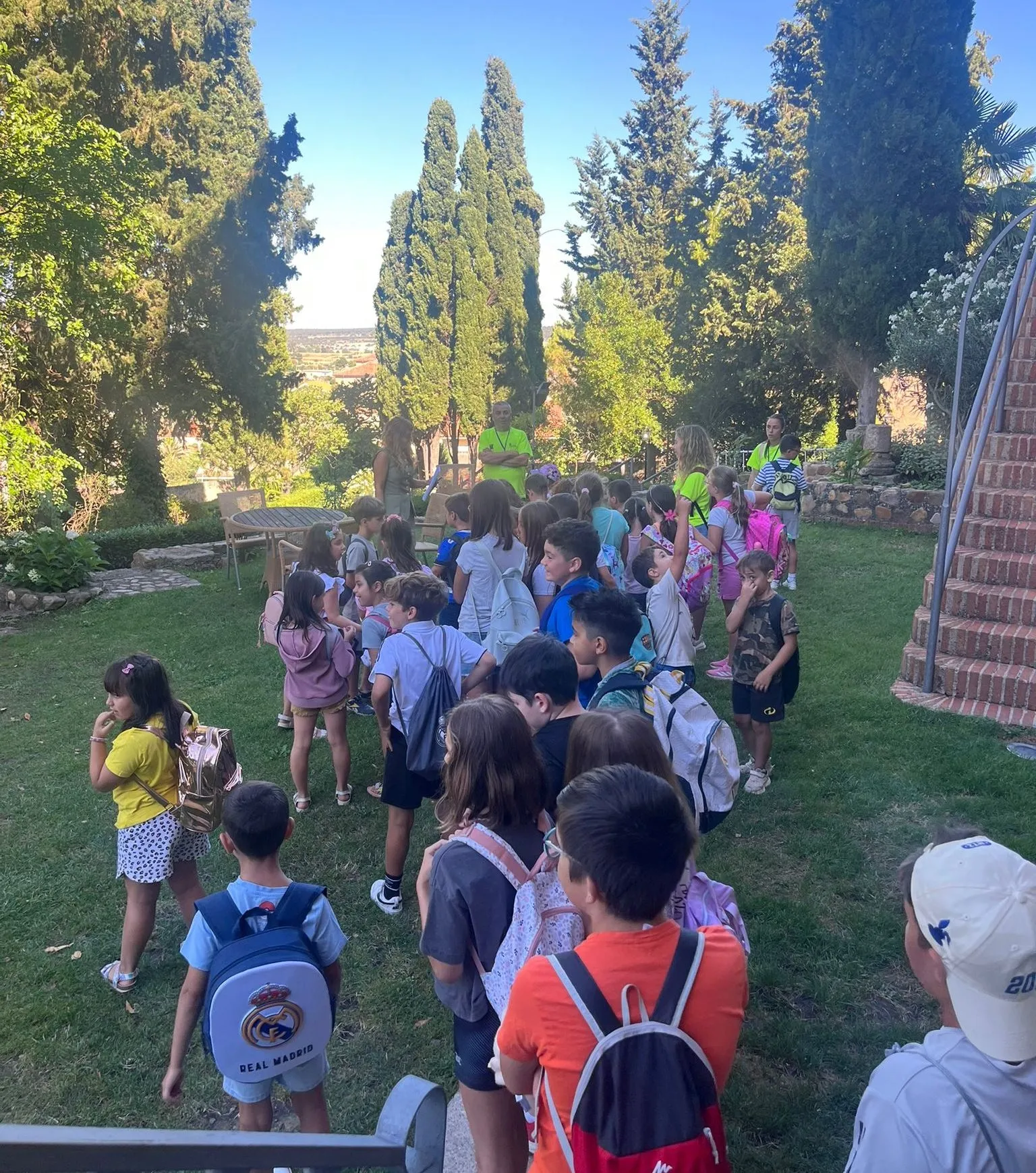 Foto 3 - Los ni&ntilde;os de Primaria de Conciliamos recorren el Parador de Turismo
