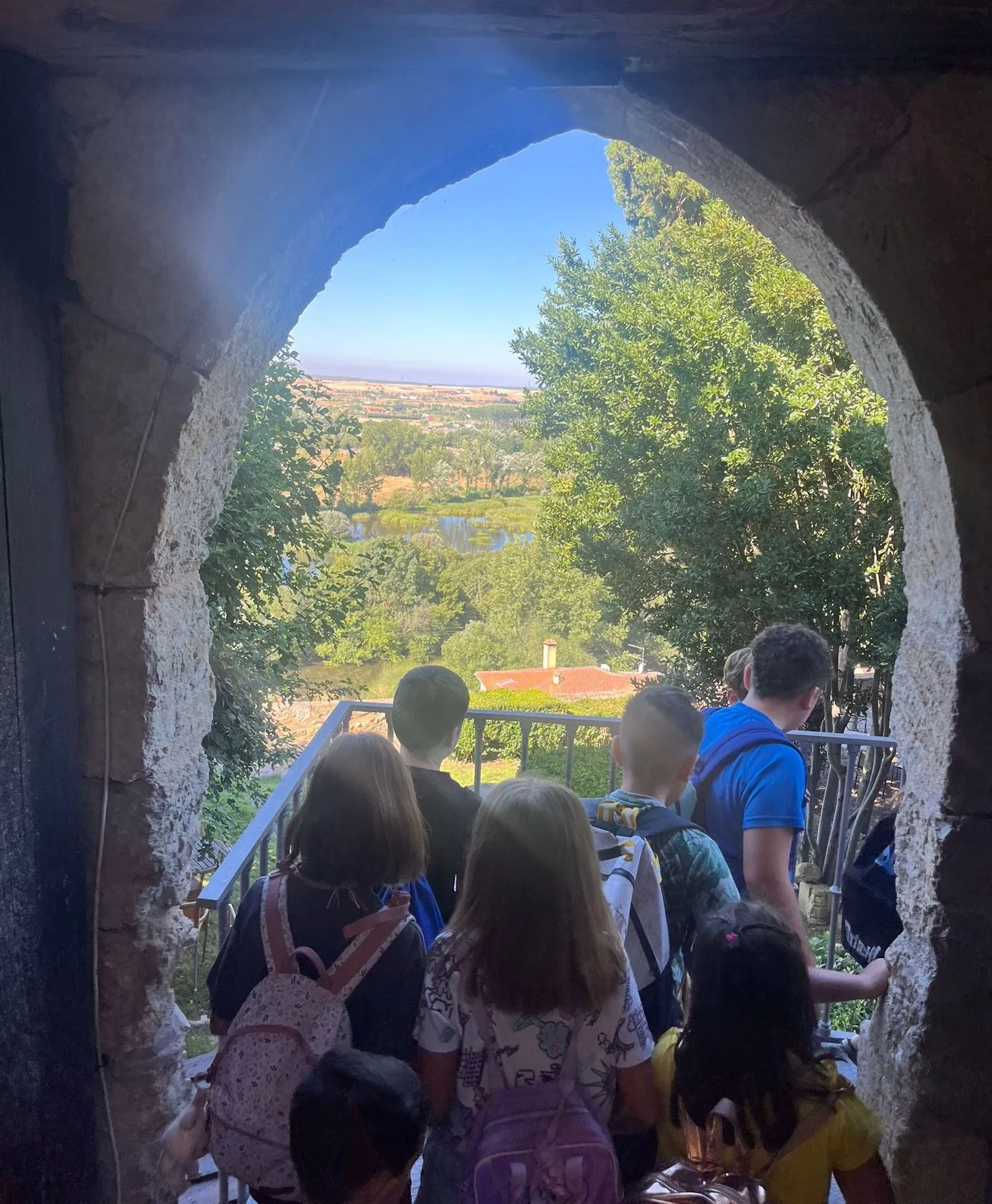 Foto 2 - Los ni&ntilde;os de Primaria de Conciliamos recorren el Parador de Turismo