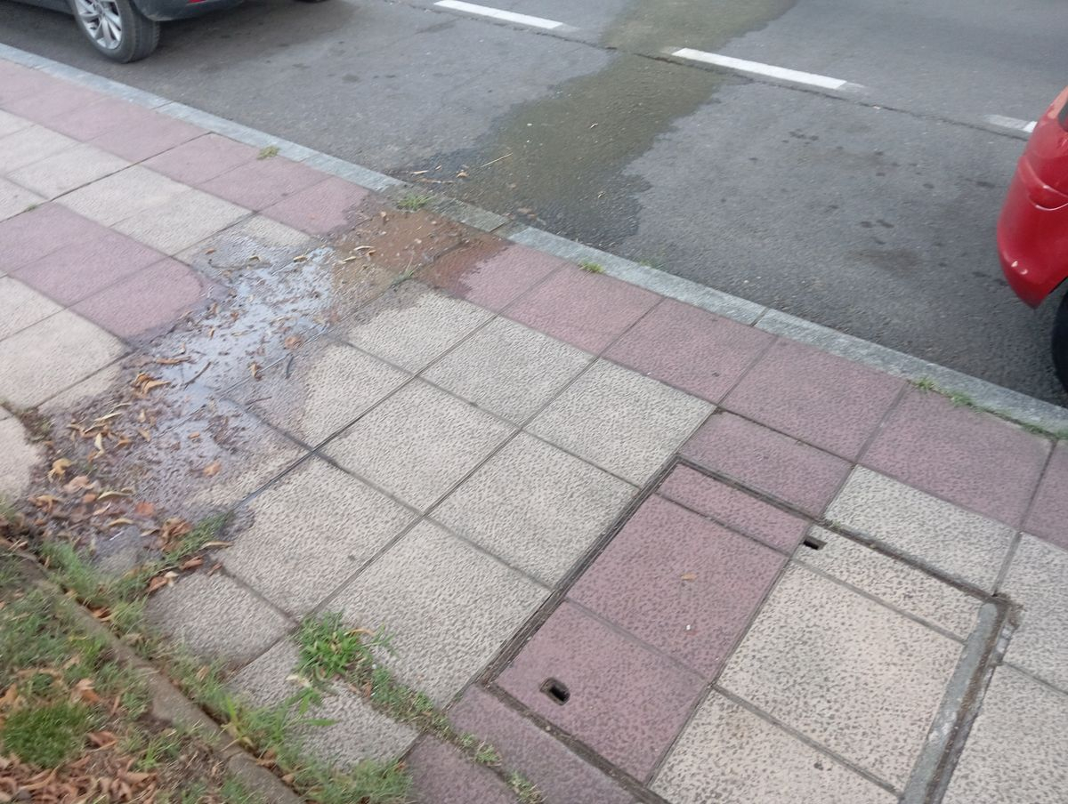 Fuga de agua en Salamanca: más de 5 días sin reparación