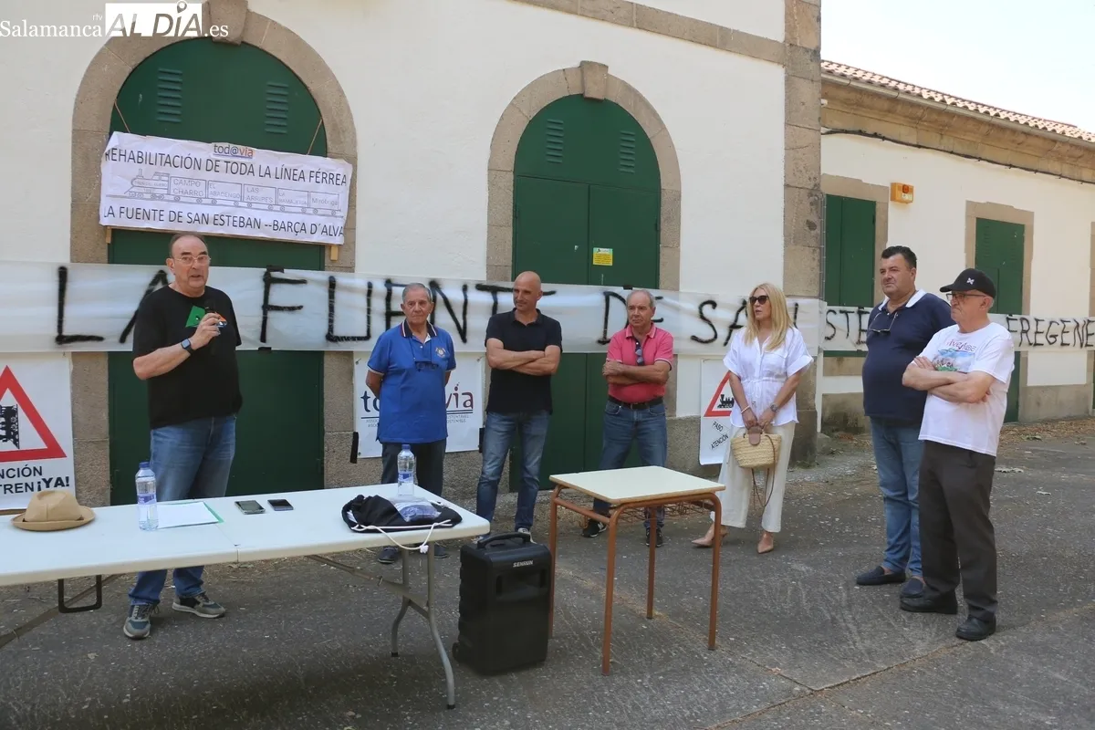 La estación de La Fuente de San Esteban fue el escenario elegido para  presentar la plataforma 'La vía que nos une' / CORRAL