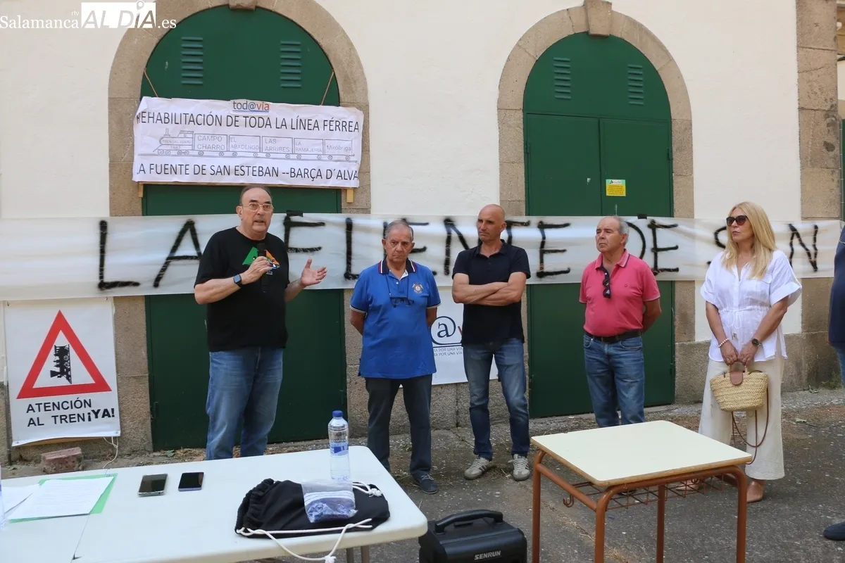 La estación de La Fuente de San Esteban fue el escenario elegido para  presentar la plataforma 'La vía que nos une' / CORRAL