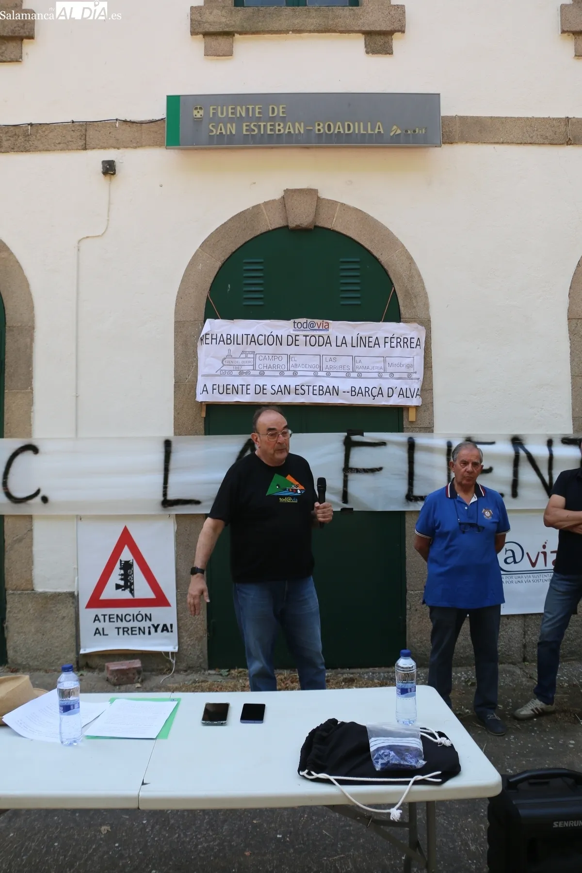 La estación de La Fuente de San Esteban fue el escenario elegido para  presentar la plataforma 'La vía que nos une' / CORRAL