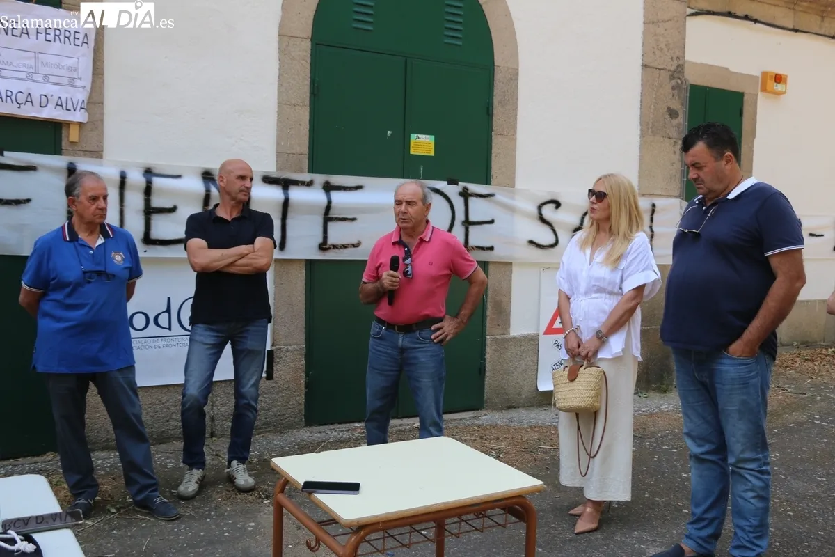 La estación de La Fuente de San Esteban fue el escenario elegido para  presentar la plataforma 'La vía que nos une' / CORRAL