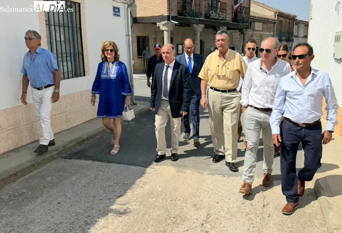 Foto 5 - Honores a la Virgen del Rosario y uni&oacute;n vecinal en el comienzo de las fiestas en Mancera de Abajo