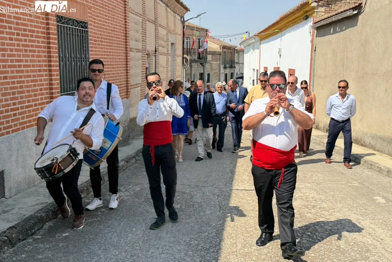 Foto 6 - Honores a la Virgen del Rosario y uni&oacute;n vecinal en el comienzo de las fiestas en Mancera de Abajo