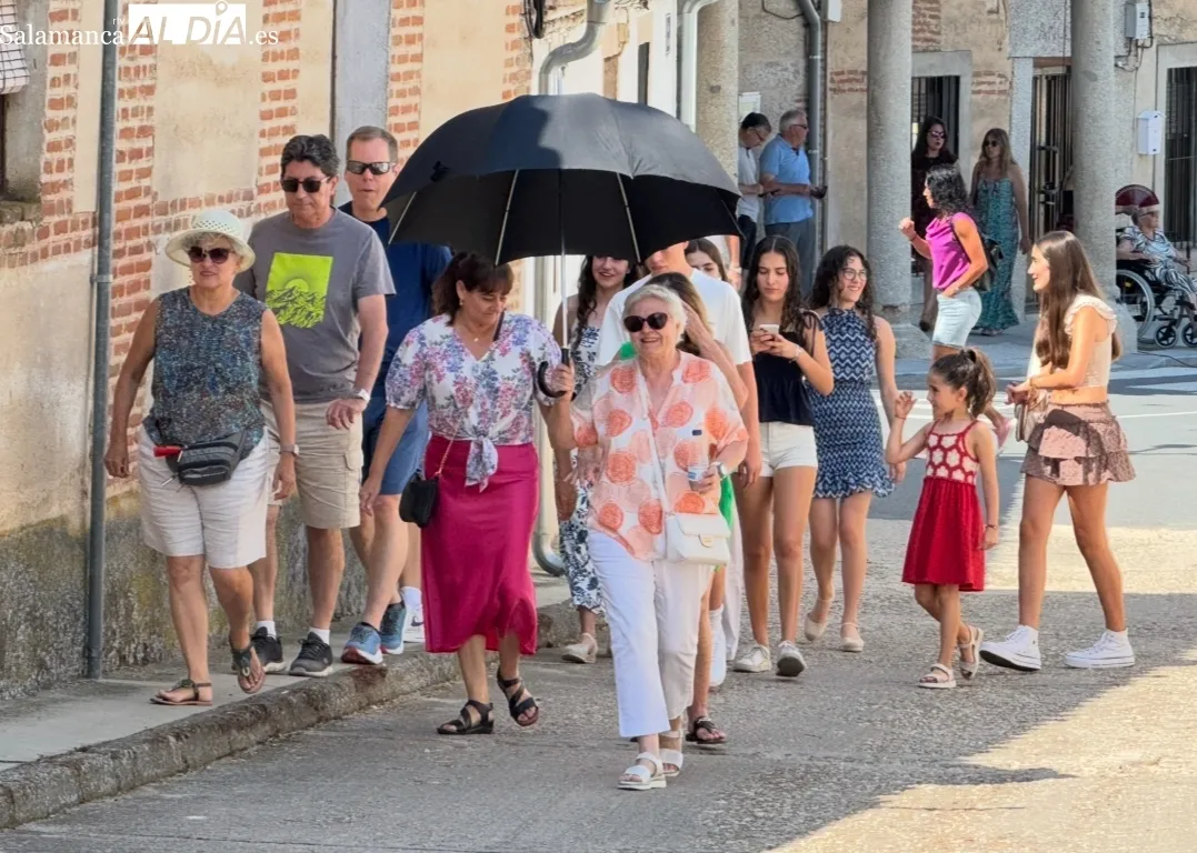 Foto 7 - Honores a la Virgen del Rosario y uni&oacute;n vecinal en el comienzo de las fiestas en Mancera de Abajo