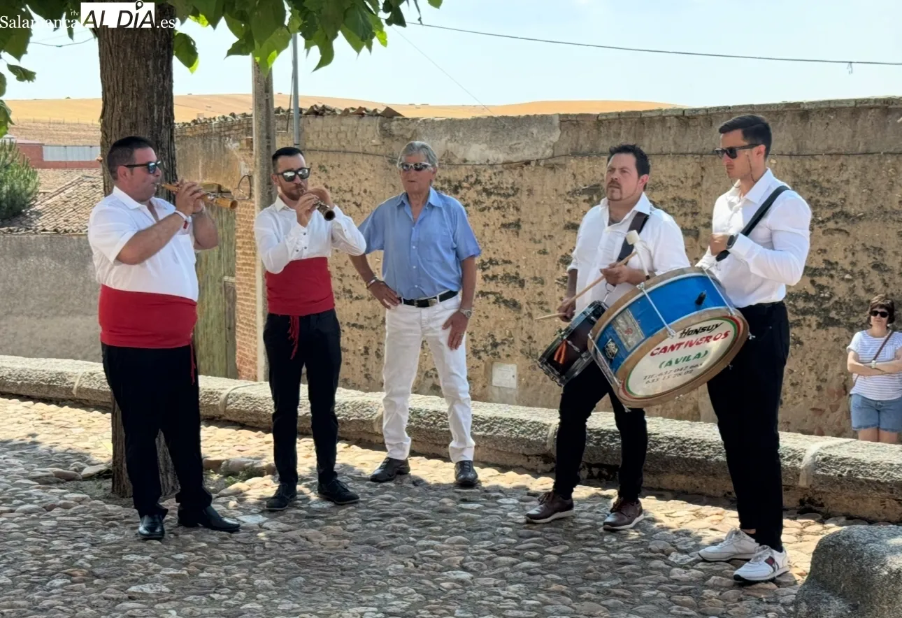 Foto 9 - Honores a la Virgen del Rosario y uni&oacute;n vecinal en el comienzo de las fiestas en Mancera de Abajo