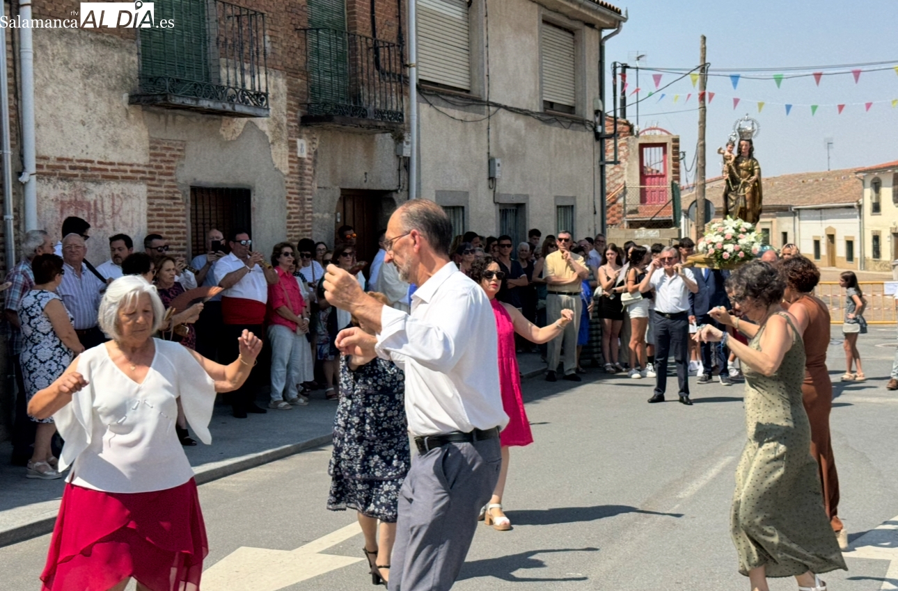 Honores a la Virgen del Rosario, unión vecinal y multitudinaria emoción en el comienzo de las fiestas patronales en Mancera de Abajo