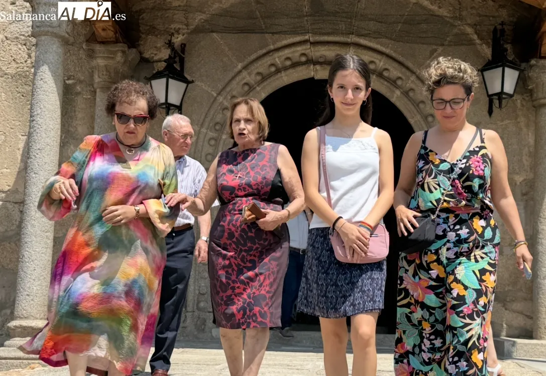 Foto 2 - Honores a la Virgen del Rosario y uni&oacute;n vecinal en el comienzo de las fiestas en Mancera de Abajo