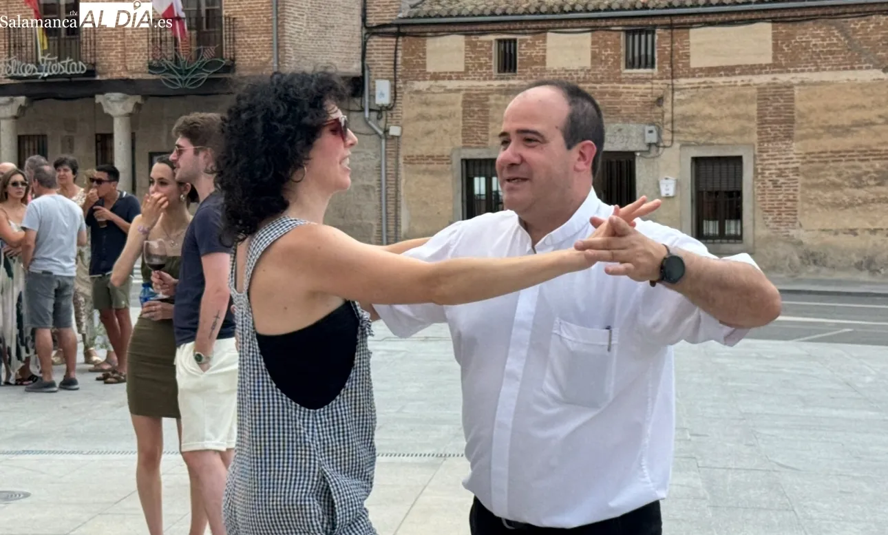 Foto 4 - Honores a la Virgen del Rosario y uni&oacute;n vecinal en el comienzo de las fiestas en Mancera de Abajo