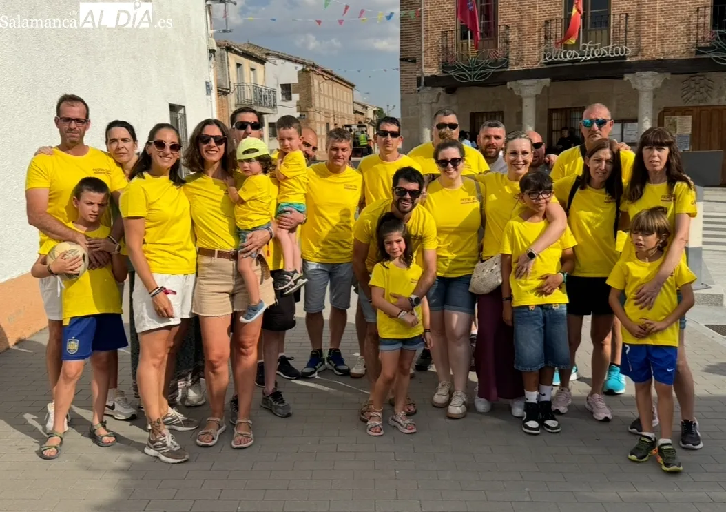 Foto 6 - "Cada vez somos m&aacute;s y estamos m&aacute;s unidos": el gran mensaje de las pe&ntilde;as de Mancera de Abajo en el gran desfile de las fiestas, que estrena preg&oacute;n