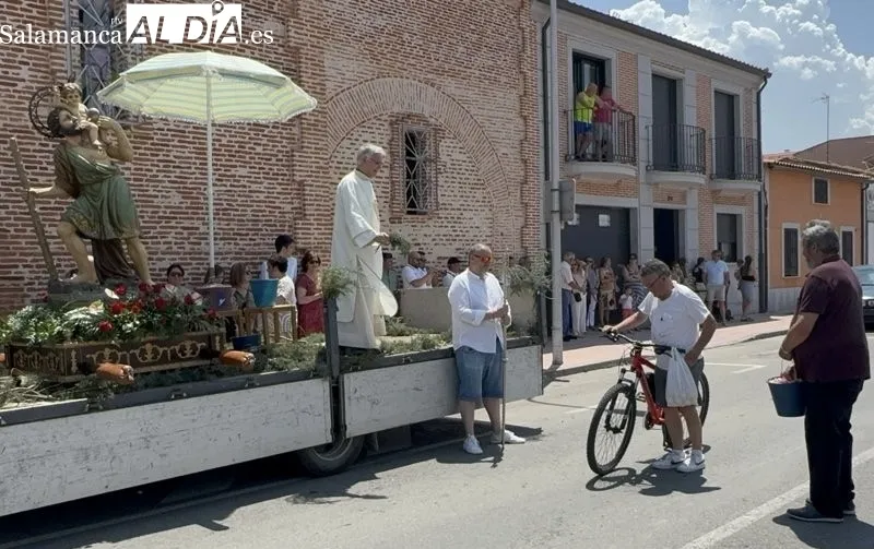Foto 2 - Veh&iacute;culos, conductores y vecinos, unidos en torno a San Crist&oacute;bal en su tradicional celebraci&oacute;n