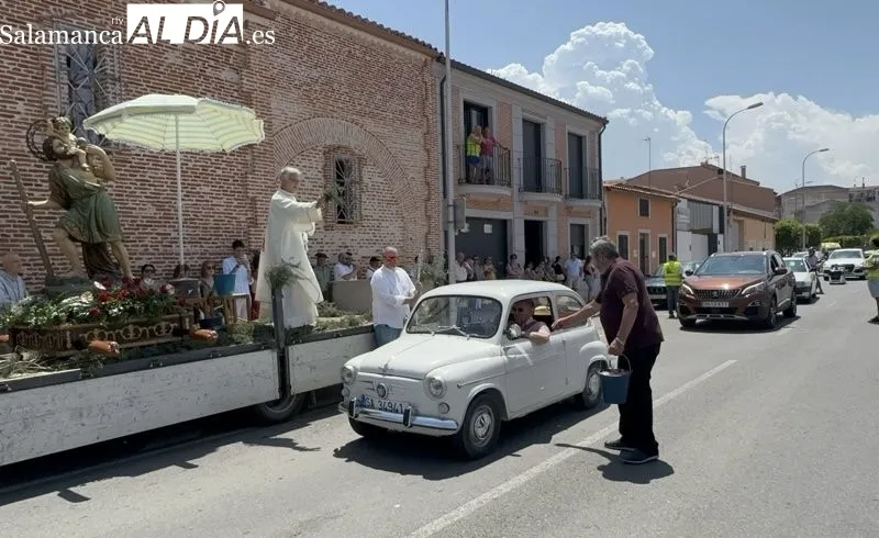 Foto 3 - Veh&iacute;culos, conductores y vecinos, unidos en torno a San Crist&oacute;bal en su tradicional celebraci&oacute;n