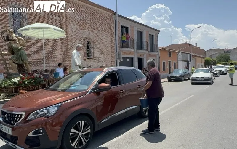 Foto 4 - Veh&iacute;culos, conductores y vecinos, unidos en torno a San Crist&oacute;bal en su tradicional celebraci&oacute;n