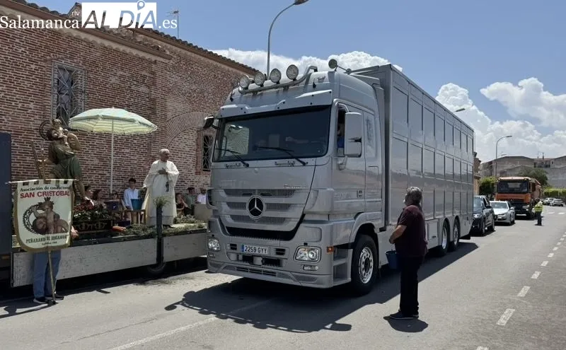 Foto 5 - Veh&iacute;culos, conductores y vecinos, unidos en torno a San Crist&oacute;bal en su tradicional celebraci&oacute;n