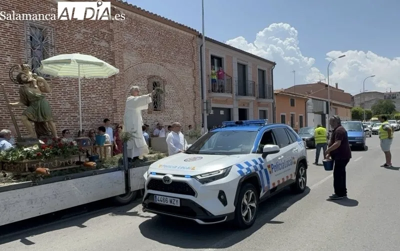 Foto 6 - Veh&iacute;culos, conductores y vecinos, unidos en torno a San Crist&oacute;bal en su tradicional celebraci&oacute;n
