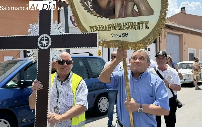 Foto 7 - Veh&iacute;culos, conductores y vecinos, unidos en torno a San Crist&oacute;bal en su tradicional celebraci&oacute;n