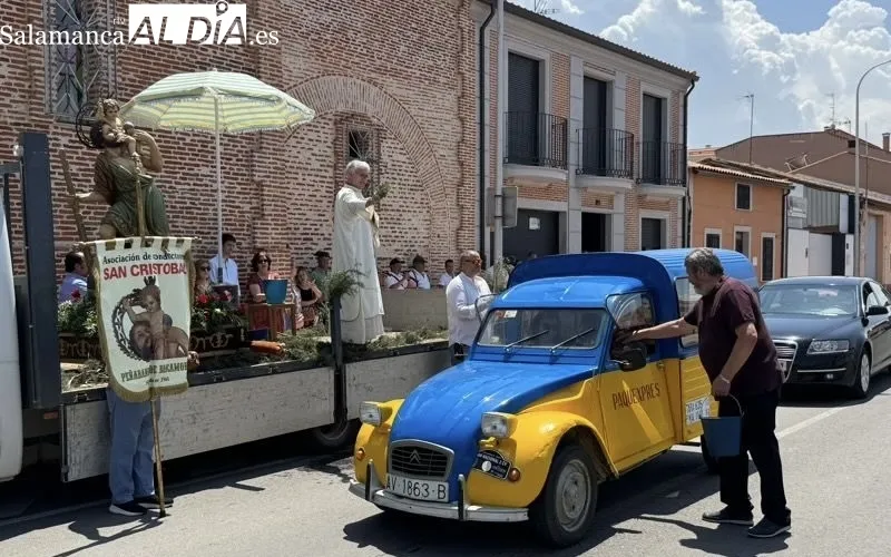 Foto 8 - Veh&iacute;culos, conductores y vecinos, unidos en torno a San Crist&oacute;bal en su tradicional celebraci&oacute;n