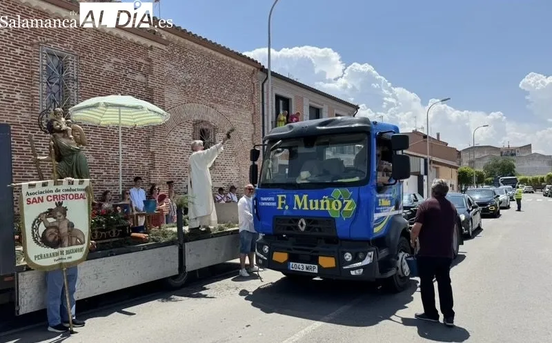 Foto 9 - Veh&iacute;culos, conductores y vecinos, unidos en torno a San Crist&oacute;bal en su tradicional celebraci&oacute;n
