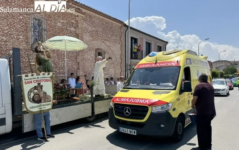 Foto 11 - Veh&iacute;culos, conductores y vecinos, unidos en torno a San Crist&oacute;bal en su tradicional celebraci&oacute;n