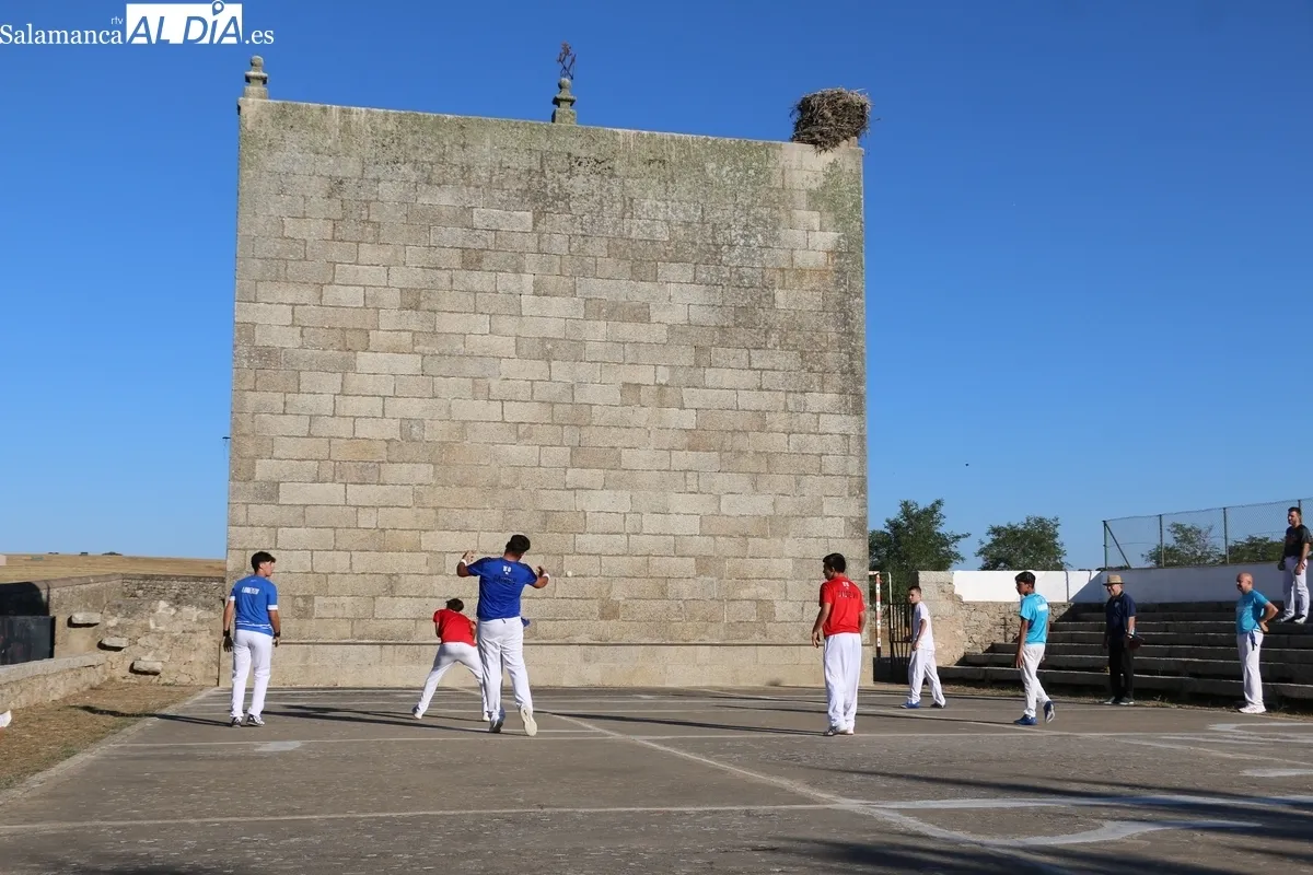 Vibrante final del I Trofeo Diputación de Pelota en frontones históricos que tuvo lugar ayer sábado en Villavieja de Yeltes / CORRAL