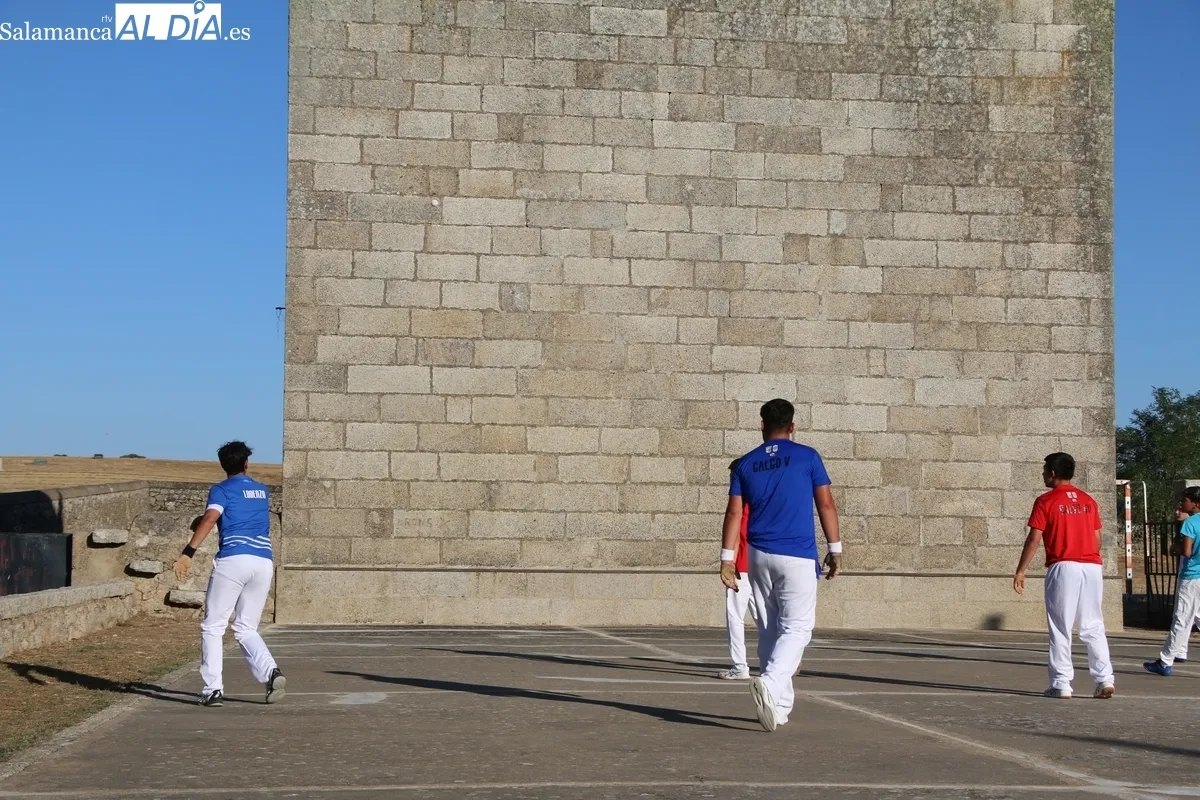 Vibrante final del I Trofeo Diputación de Pelota en frontones históricos que tuvo lugar ayer sábado en Villavieja de Yeltes / CORRAL