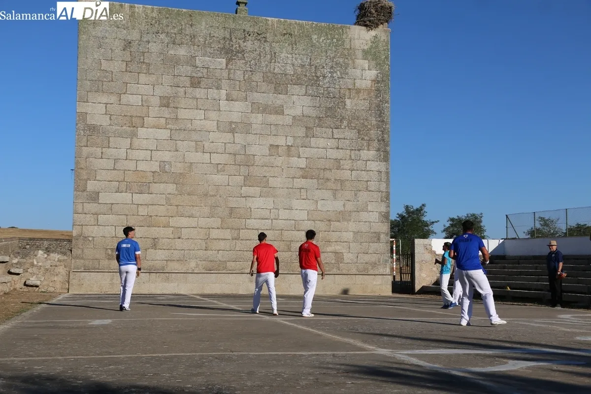 Vibrante final del I Trofeo Diputación de Pelota en frontones históricos que tuvo lugar ayer sábado en Villavieja de Yeltes / CORRAL