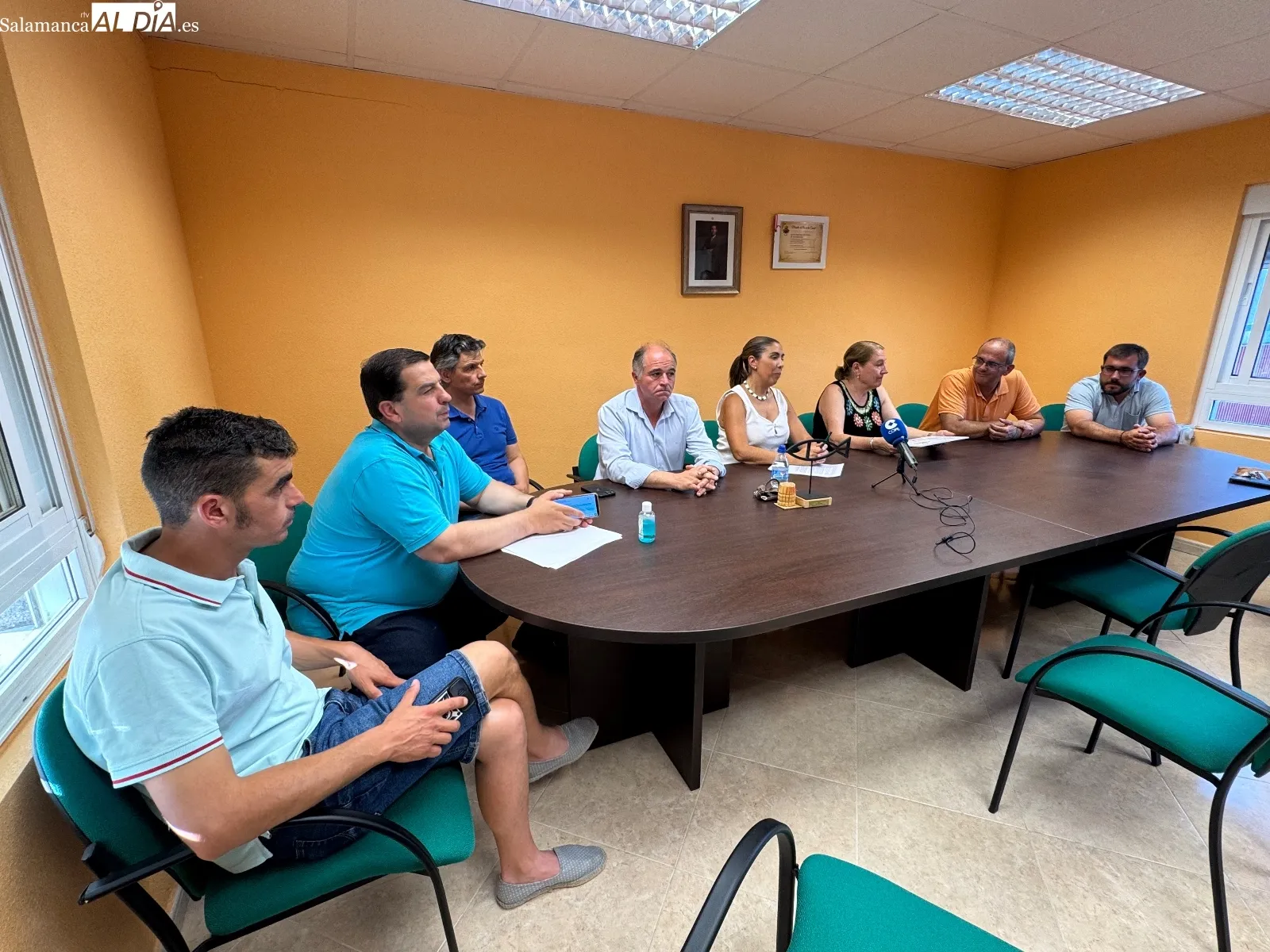 Foto 2 - Emocionante entrega de la Mancomunidad de los m&aacute;s de 1.100 euros recaudados en su fiesta y en favor de la asociaci&oacute;n Piel de Mariposa