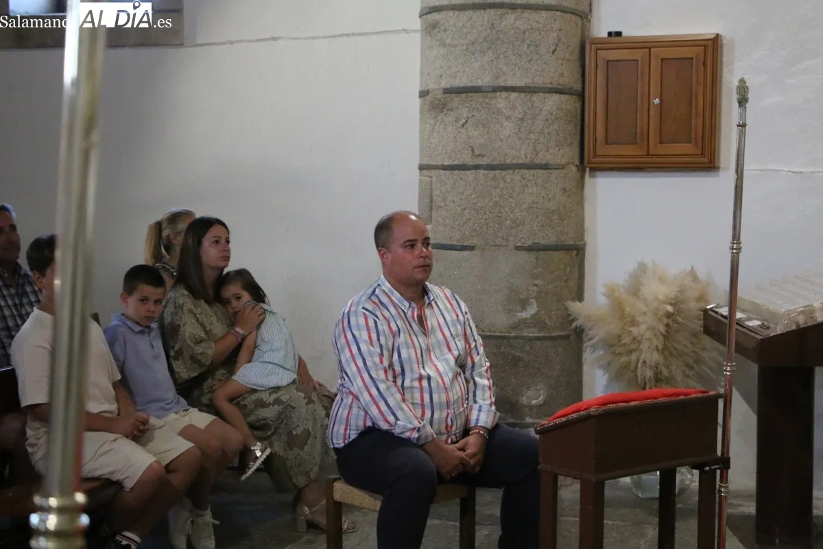 Procesión de bajada de la Virgen del Socorro con los mayordomos Laura y Alberto Moro Pérez / CORRAL 