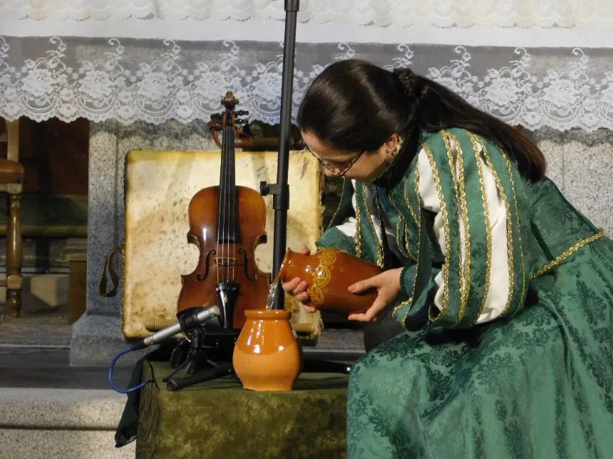 Foto 10 - 'Arcos y Ecos' pone al p&uacute;blico en pie en la iglesia de San Pedro Ap&oacute;stol de Cantalpino