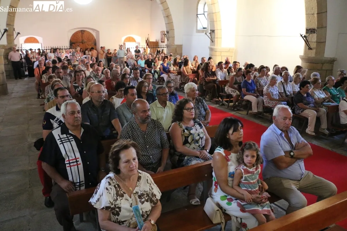 Procesión de bajada de la Virgen del Socorro con los mayordomos Laura y Alberto Moro Pérez / CORRAL 