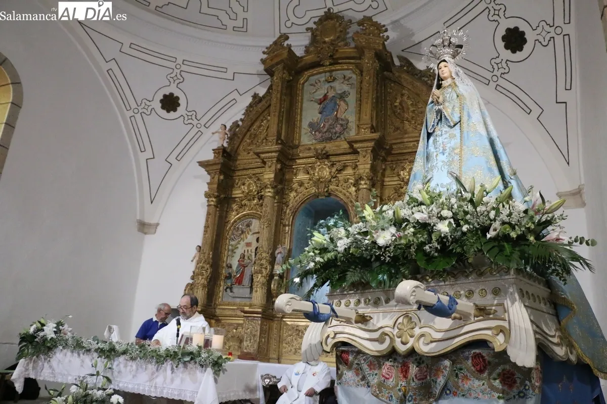 Procesión de bajada de la Virgen del Socorro con los mayordomos Laura y Alberto Moro Pérez / CORRAL 