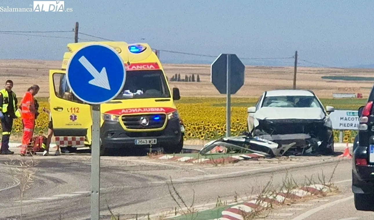 Foto 5 - Dos heridos en una aparatosa salida de via en el acceso a Pe&ntilde;aranda