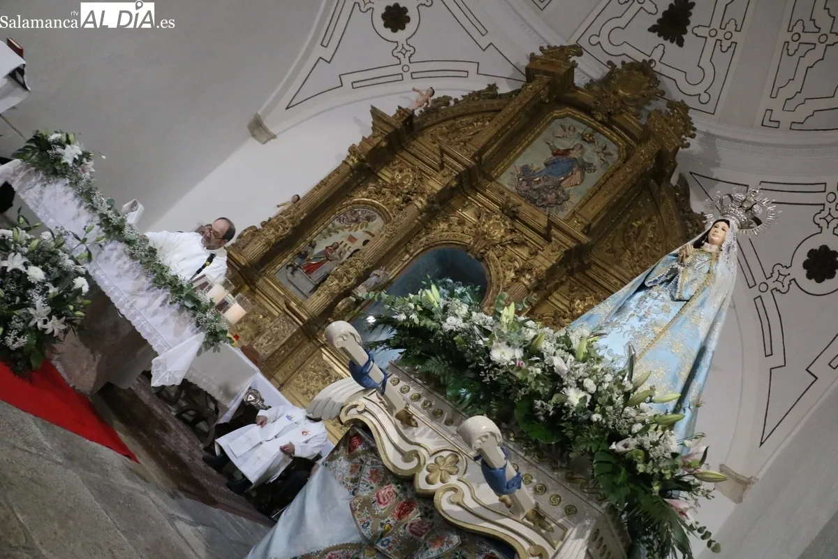 Procesión de bajada de la Virgen del Socorro con los mayordomos Laura y Alberto Moro Pérez / CORRAL 