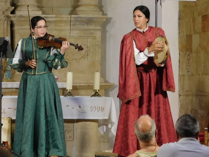 Foto 4 - &lsquo;Arcos y Ecos&rsquo; encandila bajo el artesonado mud&eacute;jar de la iglesia parroquial de Villoria