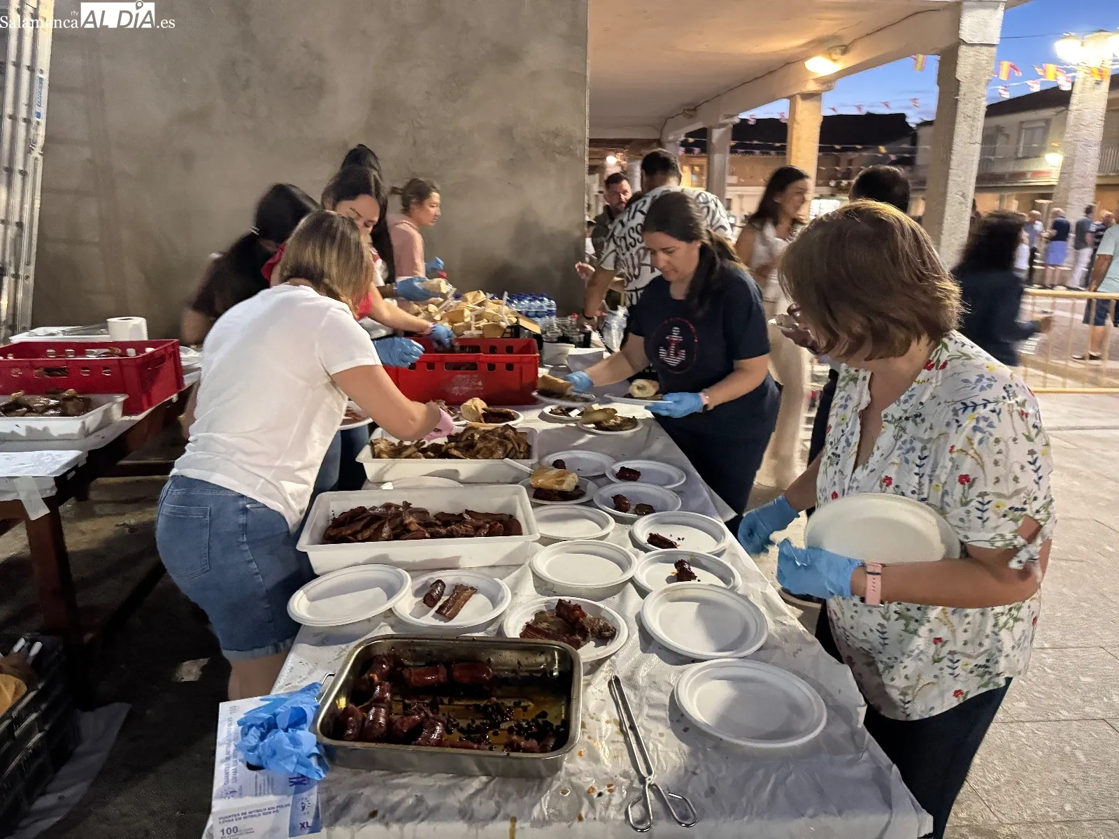 Foto 6 - R&eacute;cord de participaci&oacute;n para la multitudinaria y familiar parrillada de las fiestas patronales en Santiago de la Puebla