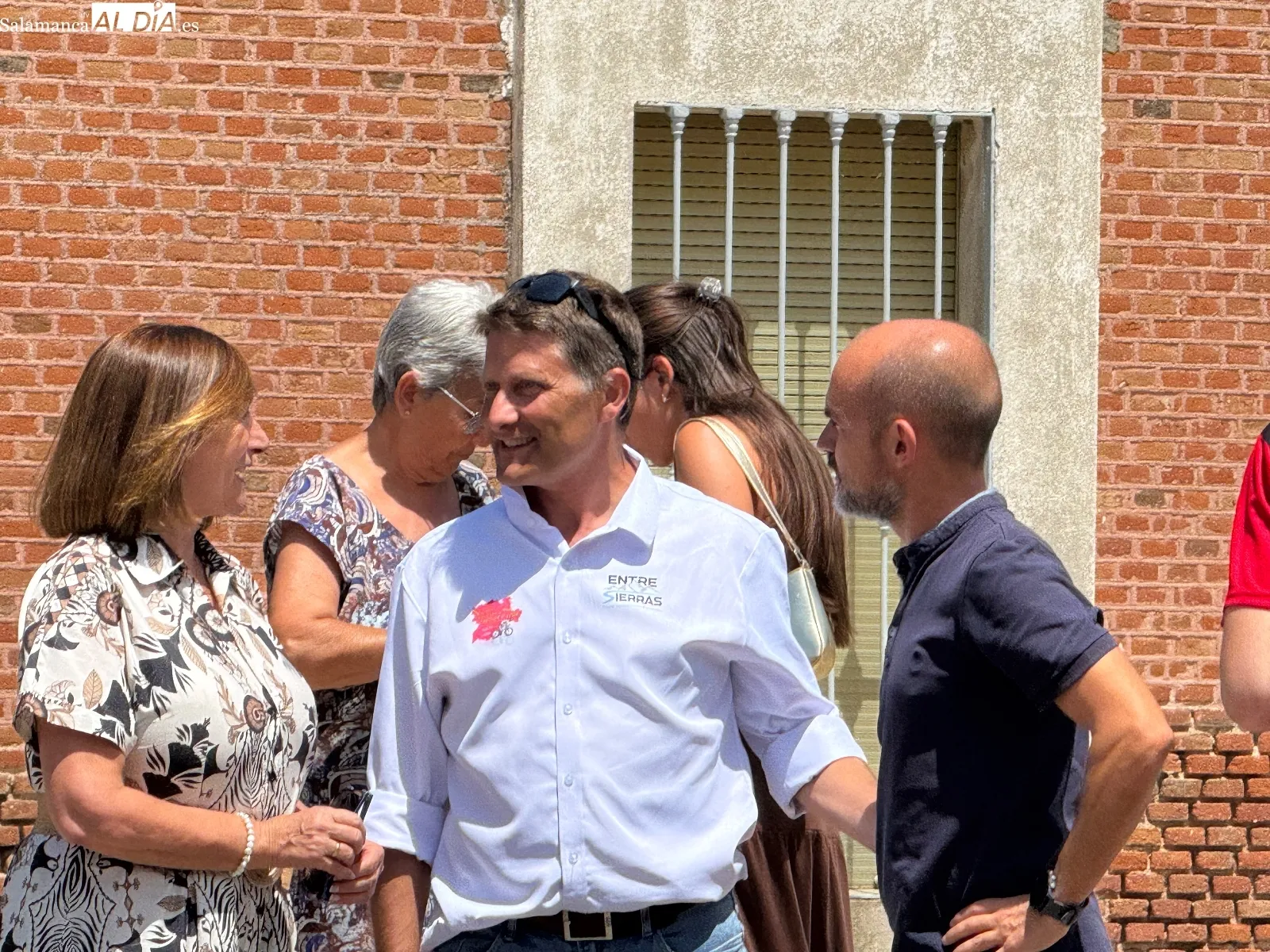 Foto 2 - La III Vuelta Ciclista a Castilla y Le&oacute;n vive una r&aacute;pida meta volante con gran expectaci&oacute;n vecinal