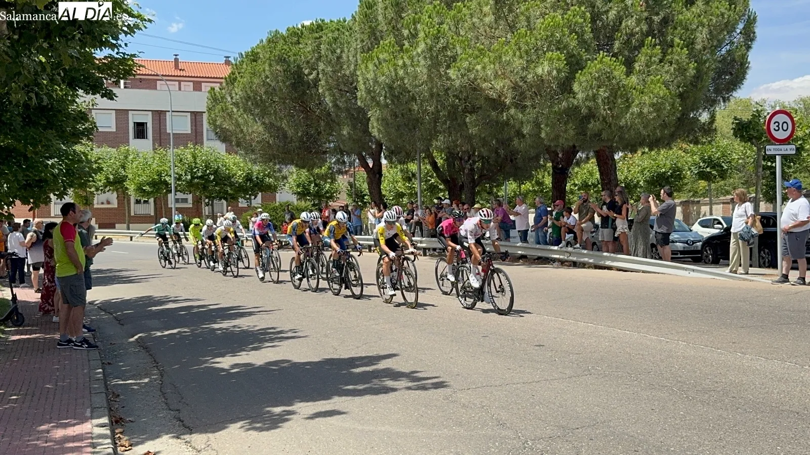 Foto 3 - La III Vuelta Ciclista a Castilla y Le&oacute;n vive una r&aacute;pida meta volante con gran expectaci&oacute;n vecinal