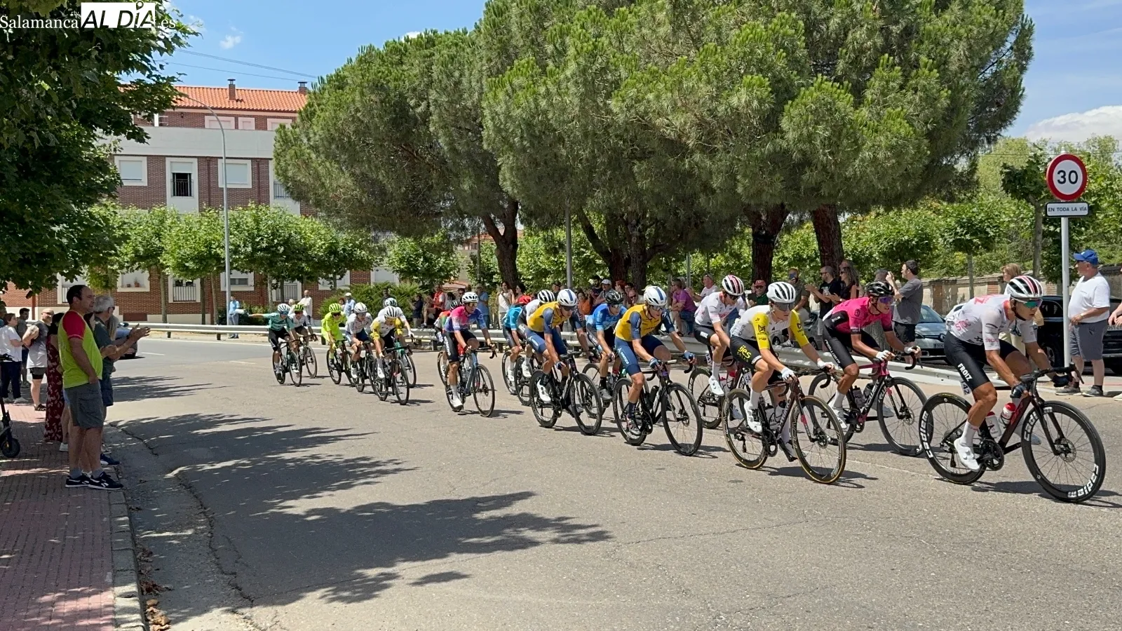 Foto 4 - La III Vuelta Ciclista a Castilla y Le&oacute;n vive una r&aacute;pida meta volante con gran expectaci&oacute;n vecinal